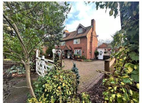 Rose Cottage, 4 bedrooms, parking 3 cars, garden