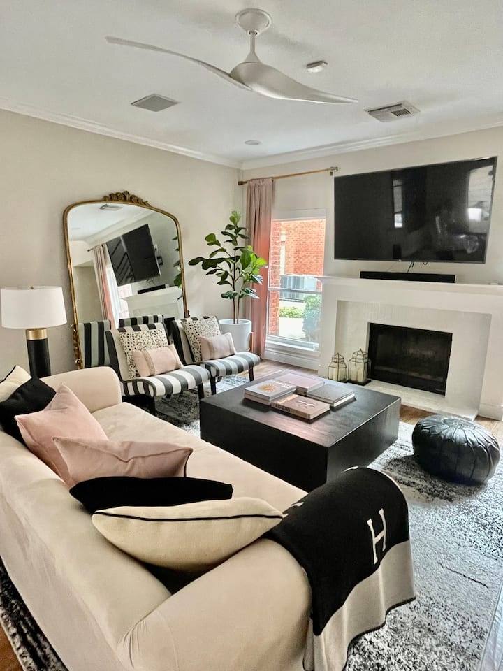 2 Br Highland Village Townhouse - Bellaire, TX