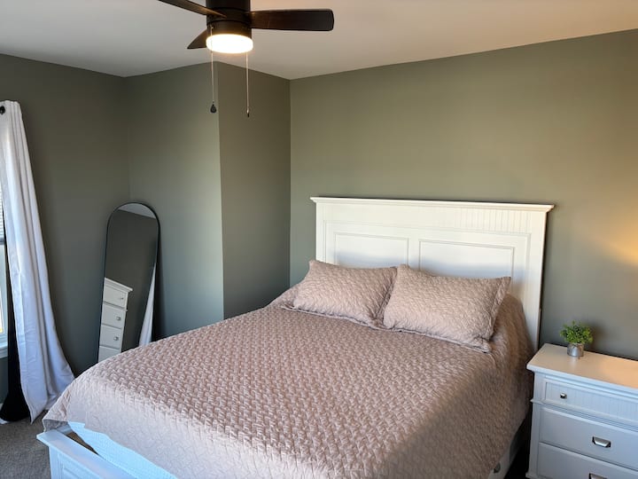 Krevate të rehatshëm me të gjitha shtrojat e krevatit të përfshira. 