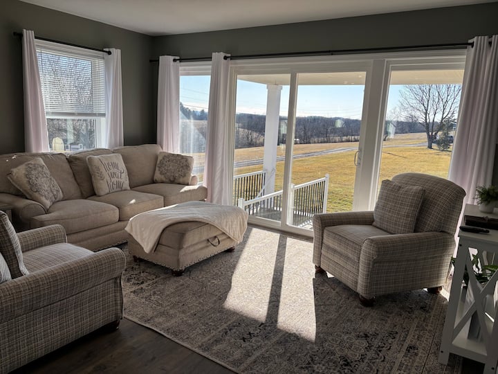 Pamje të bukura të perëndimit të diellit mbi oborrin e pasmë nga kjo dhomë familjare. 