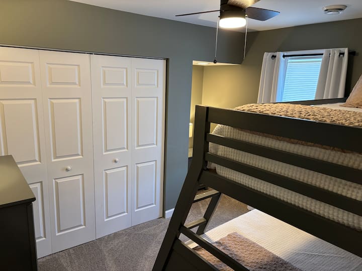 Dhomë me krevate marinari dhe perde errësuese. 