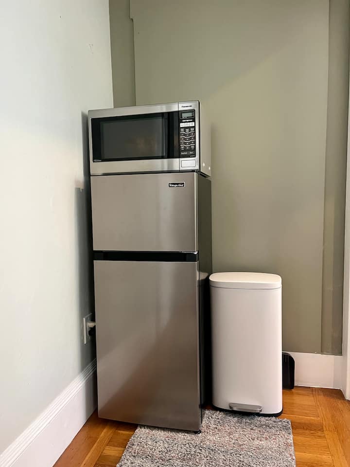 Sunny Studio Near Piedmont Ave - Oakland, CA