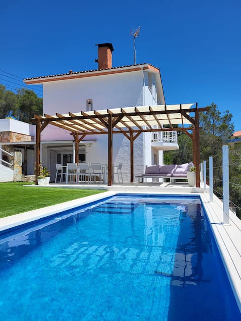 House with pool and magnificent views!