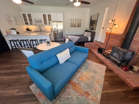 Top Airbnb: Hidden gem studio!- ideal location, private entry in Vista
