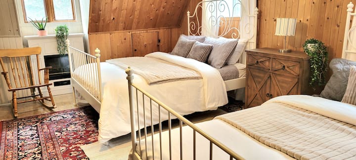 Táto izba má 2 manželské postele, elektrický krb a 2 pohodlné stoličky. Toto je izba bez televízie, ale má skvelé Wi-Fi pripojenie.