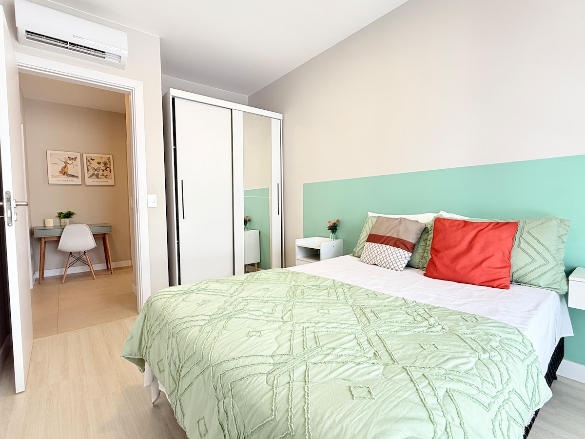 第二间卧室配有双人床和空调 