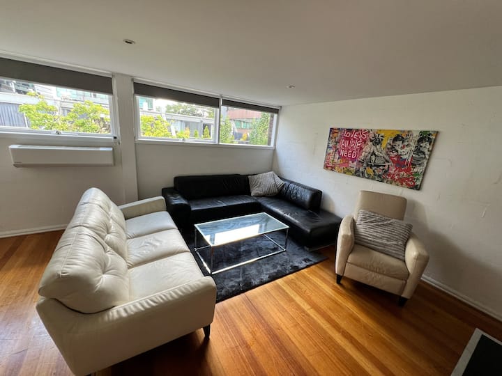 Тъй като всички обичат да лягат и да гледат телевизия, имаме достатъчно място за всички, включително кресло. Приятно прекарване.