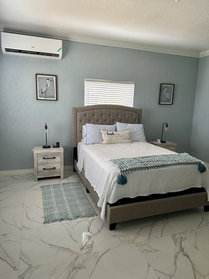 Secondo Master al piano di sotto con letto matrimoniale, aria condizionata, cabina armadio e lampade di ricarica USB.