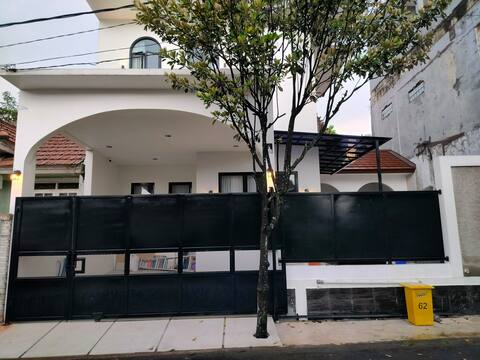 Cozy Place with Pool in Sentul City - Rumah Kubi