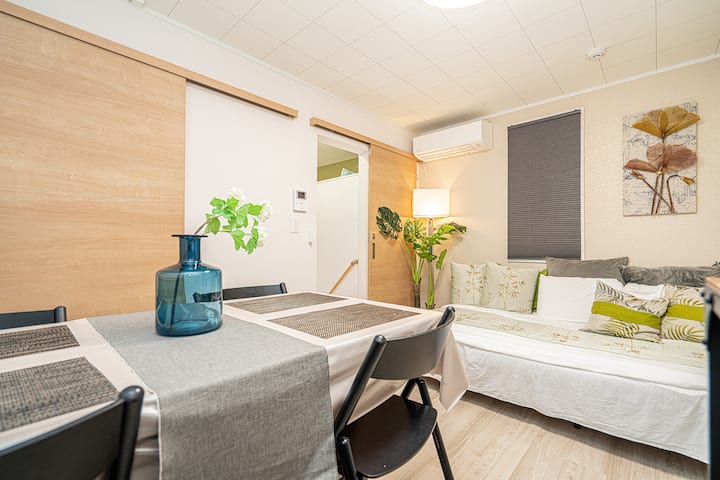 Privatni obiteljski apartman na prvom katu s blagovaonicom, platnom za projektor i prostorom u stilu potkrovlja.
⚠️ Imajte na umu: u sobi se nalaze stepenice do potkrovlja i male stepenice unutra. Koristite pažljivo i nadgledajte djecu