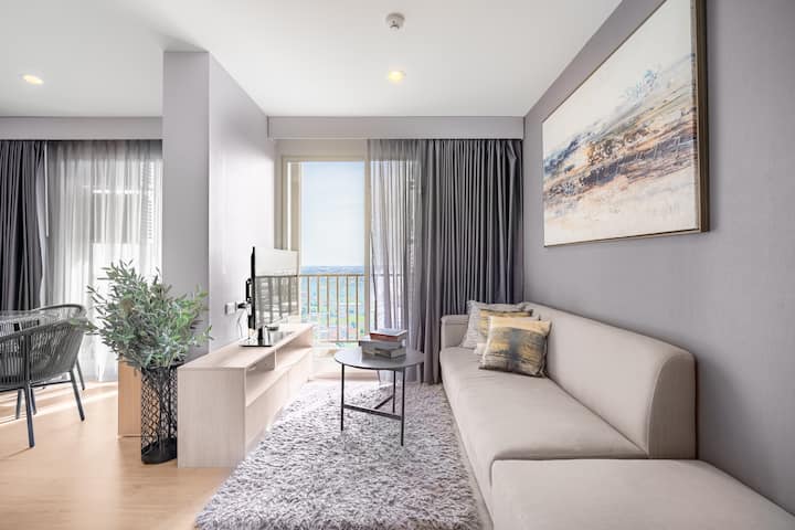 26th floor 2b2b, non smoking only, gym+pool+wifi!