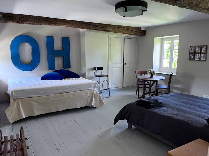 Dhomë gjumi e madhe me diell me krevat dopio "queensize" (160 cm) që mund të shndërrohet në 2 teke (80 cm). Kjo dhomë e madhe ka një banjë private brenda në suitë. Ka gjithashtu një krevat shtesë për fëmijë ose një të rritur shtesë (për një tarifë shtesë).