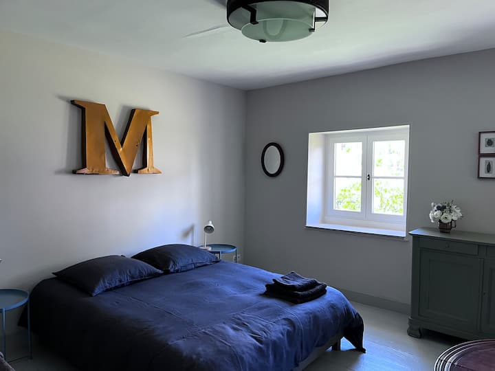 Dhomë gjumi me diell me pamje nga oborri me krevat dopio "queensize" (160 cm), i cili mund të shndërrohet në 2 teke (80 cm). Kjo dhomë ka një banjë private en-suite.