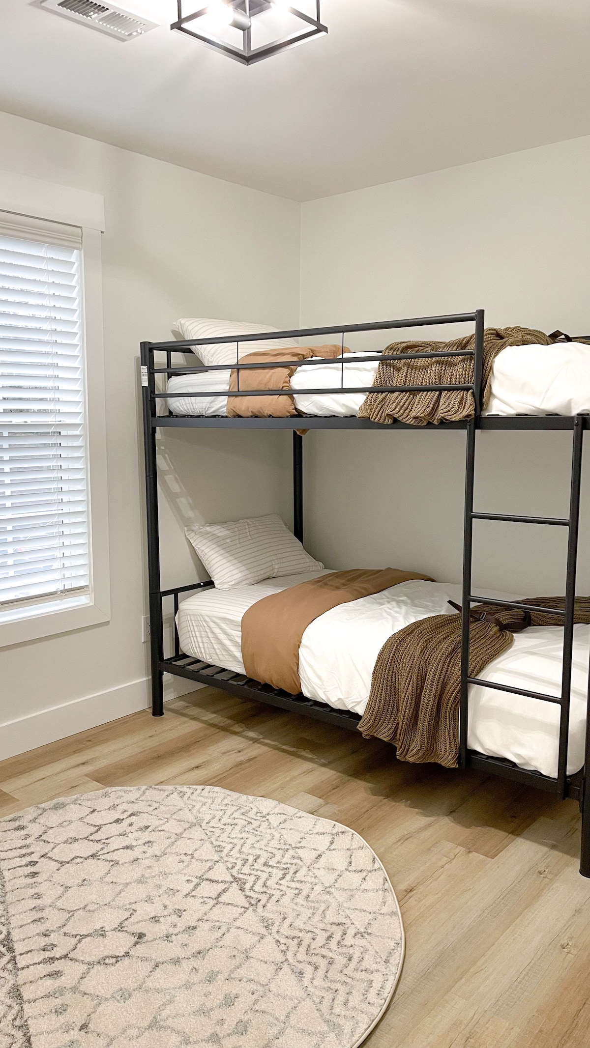 Giường đôi.
TV trên tường