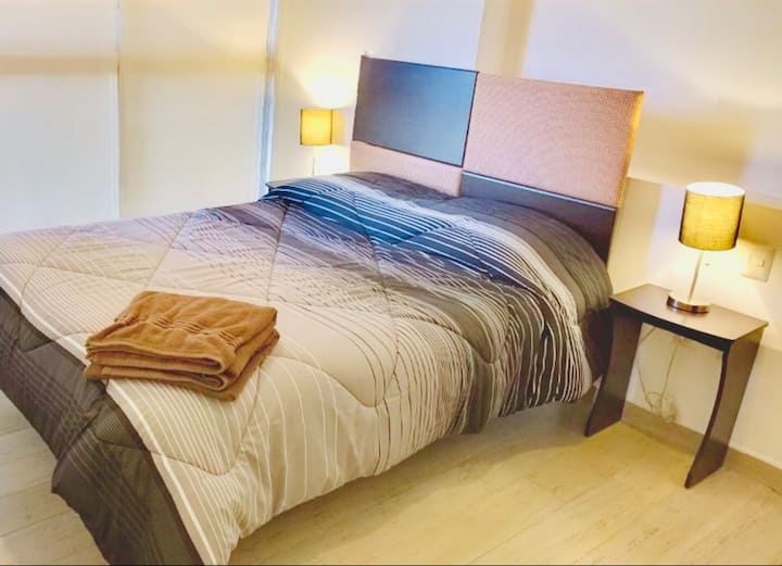 Cama de dos plazas con pantalla con televisión por cable.