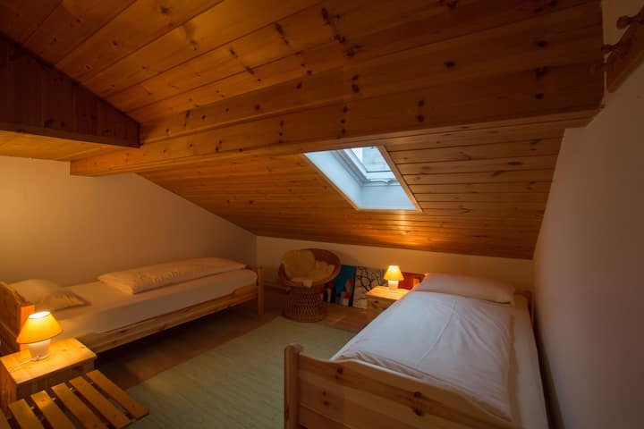 أسرّة مفردة، يرجى ملاحظة السقف المنحدر 