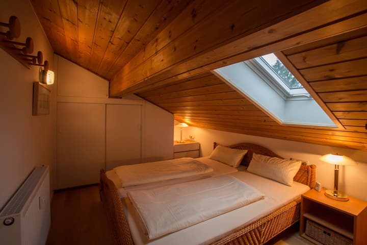 سرير مزدوج، يرجى ملاحظة السقف المنحدر 