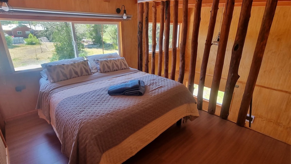 Dhoma kryesore në katin e 2-të, krevat me 2 vende.