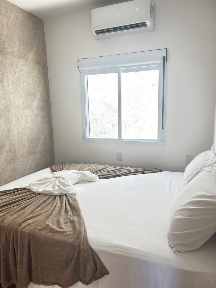  1 krevat dopio "queen",ajër të kondicionuar dhe vend për të ruajtur rrobat