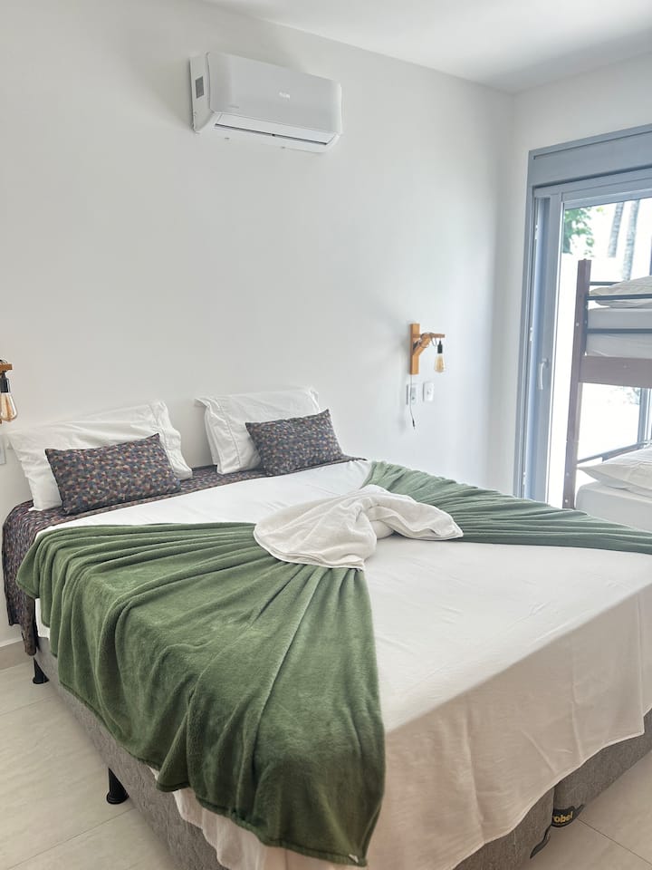 1 krevat dopio "queen", 1 banjë marinari në dhomën e gjumit dhe vendos rrobat e dyqanit Iara 