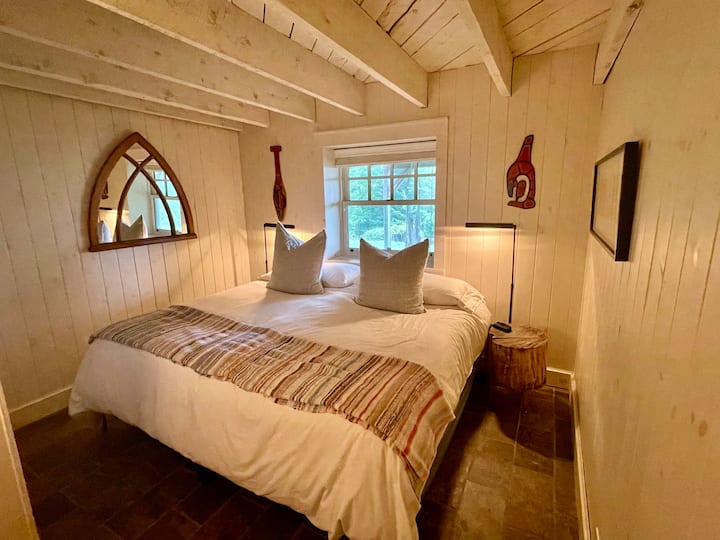 Dva kreveta za jednu osobu u kombinaciji s udobnim bračnim krevetom