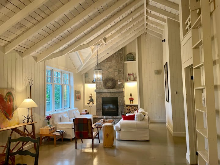 Dnevni boravak s dvosmjernim drvenim kaminom. Sofa za dodatnu spavanje. 