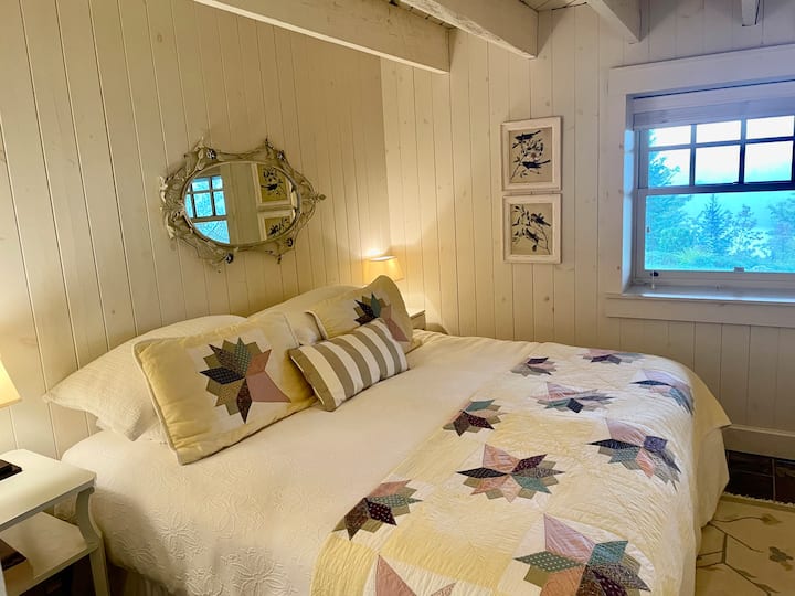 Bračni krevet (širine 150-179 cm) također se može postaviti kao dva kreveta za jednu osobu. 