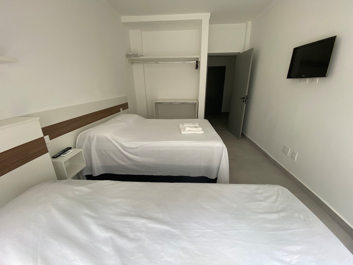 ห้องพักพร้อมเตียงคู่เตียงเดี่ยวเครื่องปรับอากาศทีวีพร้อมโครเมคาสต์หน้าจอป้องกันที่หน้าต่าง