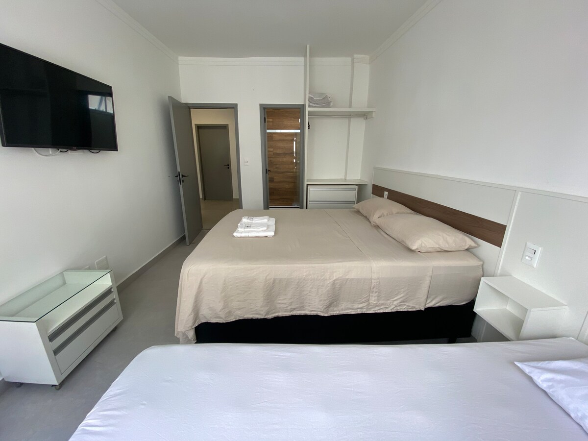 ห้องนอน/ห้องสวีทพร้อมเตียงควีนไซส์เตียงเดี่ยวเครื่องปรับอากาศหน้าต่างพร้อมตาข่ายนิรภัย 