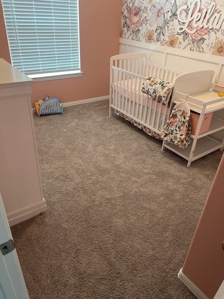 غرفة أطفال مع سرير أطفال.