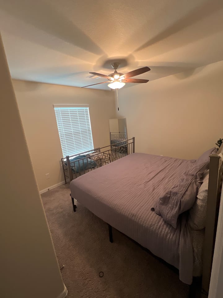 غرفة بسرير كبير في الطابق العلوي 