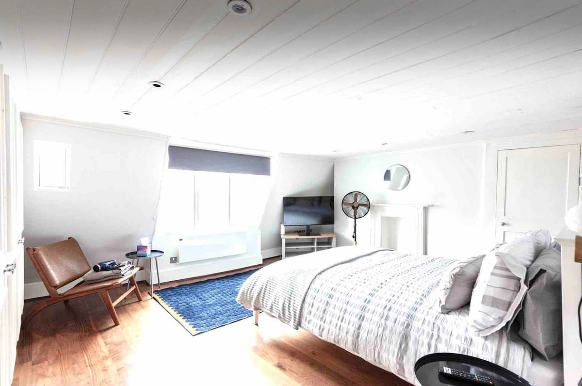 Phòng ngủ thứ 2 với 

Giường cỡ King của Anh
Giường đơn 
Tivi thông minh
Tủ quần áo 