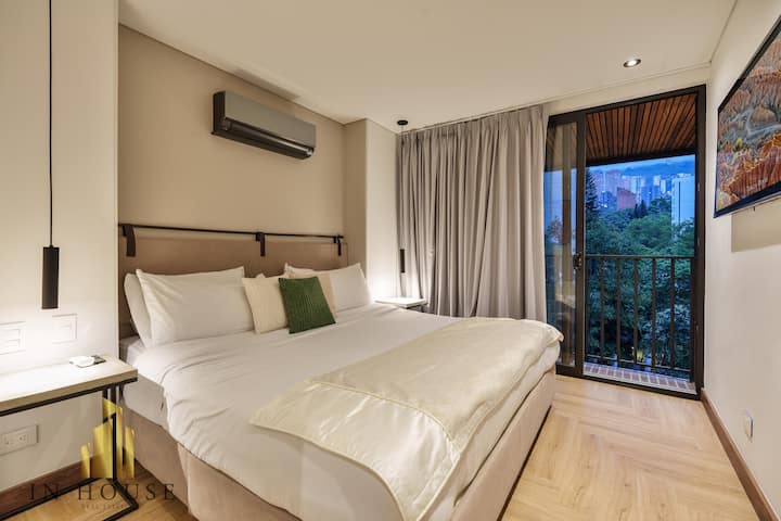Chambre principale spacieuse et lumineuse, équipée d'une salle de bain privée qui offre confort et intimité.