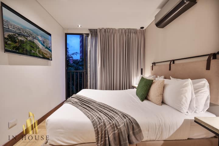 Chambre auxiliaire confortable avec salle de bain privée, conçue pour offrir confort et praticité à ses occupants.