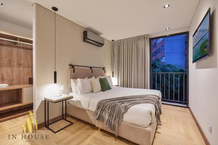 Troisième chambre spacieuse et lumineuse, équipée de sa propre salle de bain privée pour plus de confort et d'autonomie.
