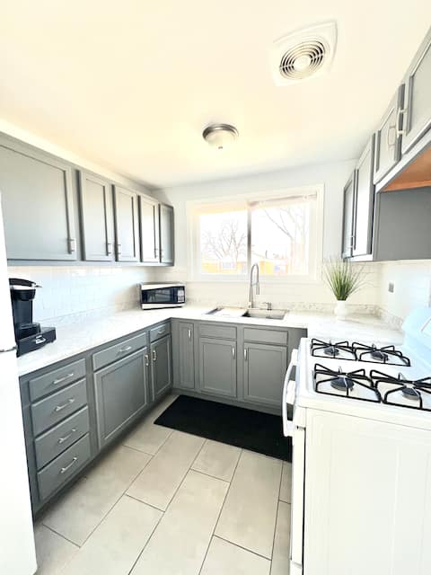 4 bedroom 10 min from ohare airport