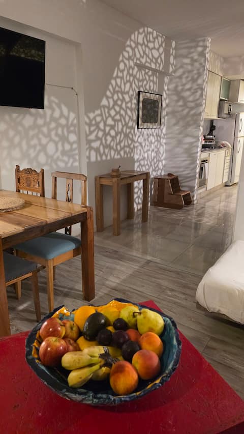 Propiedad de Airbnb exitosa: Loft-style studio with a large patio. en Parque Patricios