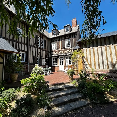 House with pool and garden in the heart of Bernay