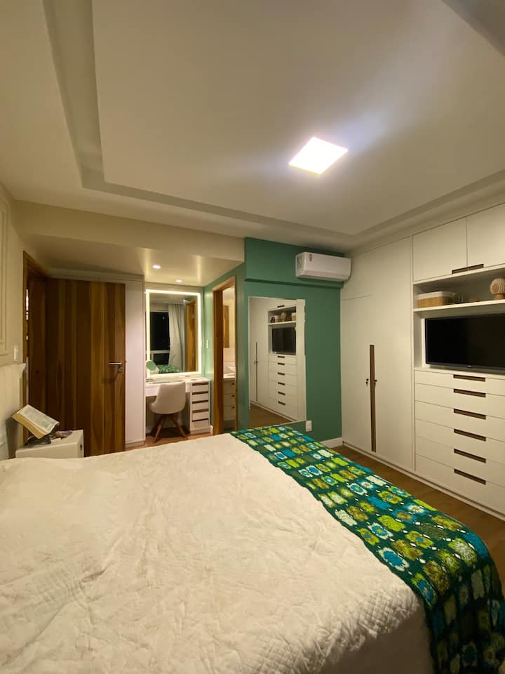 Quarto 2 com cama queen size e TV 28”