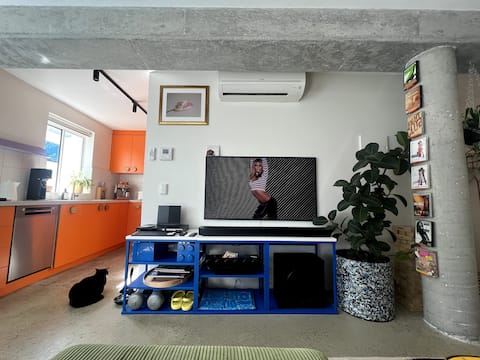 Top Airbnb: Designer 2BR Oasis | Quiet & Central Newtown in Newtown