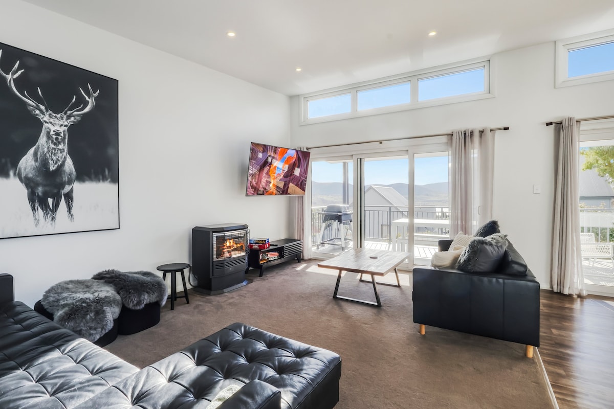 Successful Airbnb property: Elements East. Comfy house close to town in Jindabyne