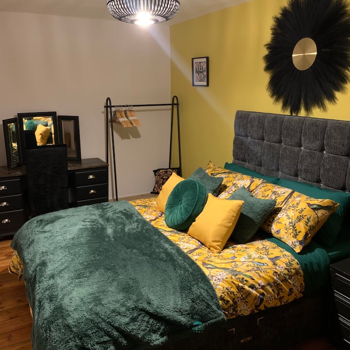 Задна спална соба, со брачен кревет и голем 50-инчен телевизор