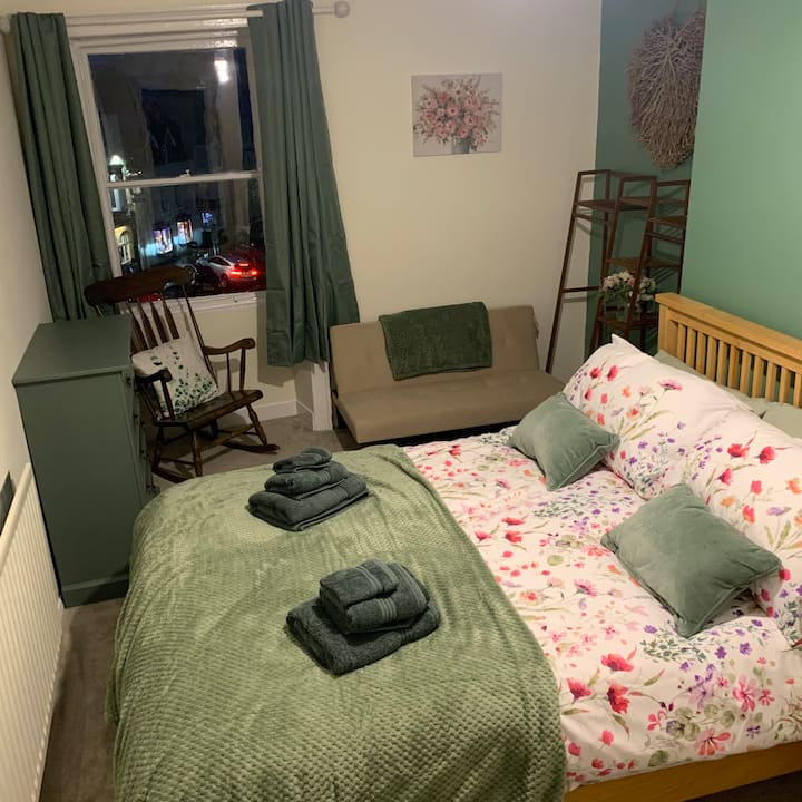 Предна спална соба со двоен кревет и сопствена бања со голема дупла туш кабина, тоалет и мијалник за раце