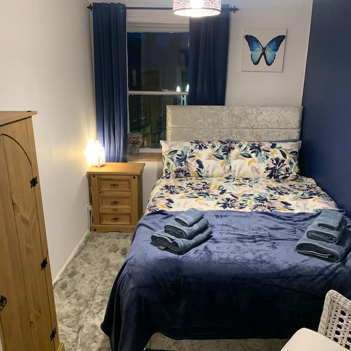 Предна мала спална соба со двоен кревет