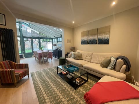 Top performing Airbnb: Bright Victorian Home in Battersea in Greater London