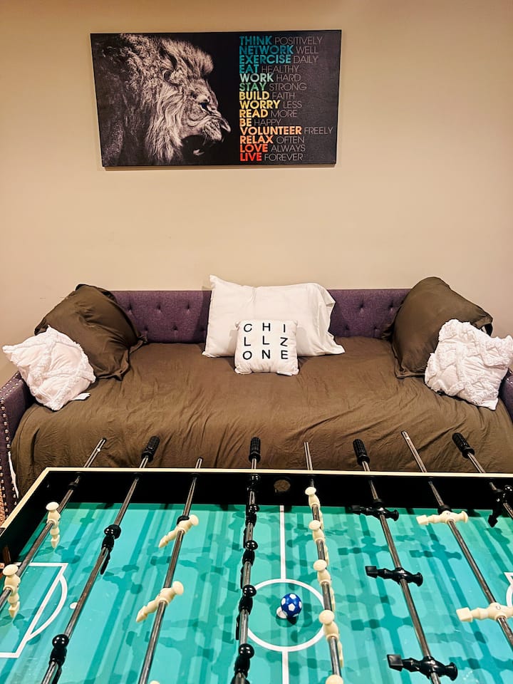 日间床上还有一张拉出式双人床。 