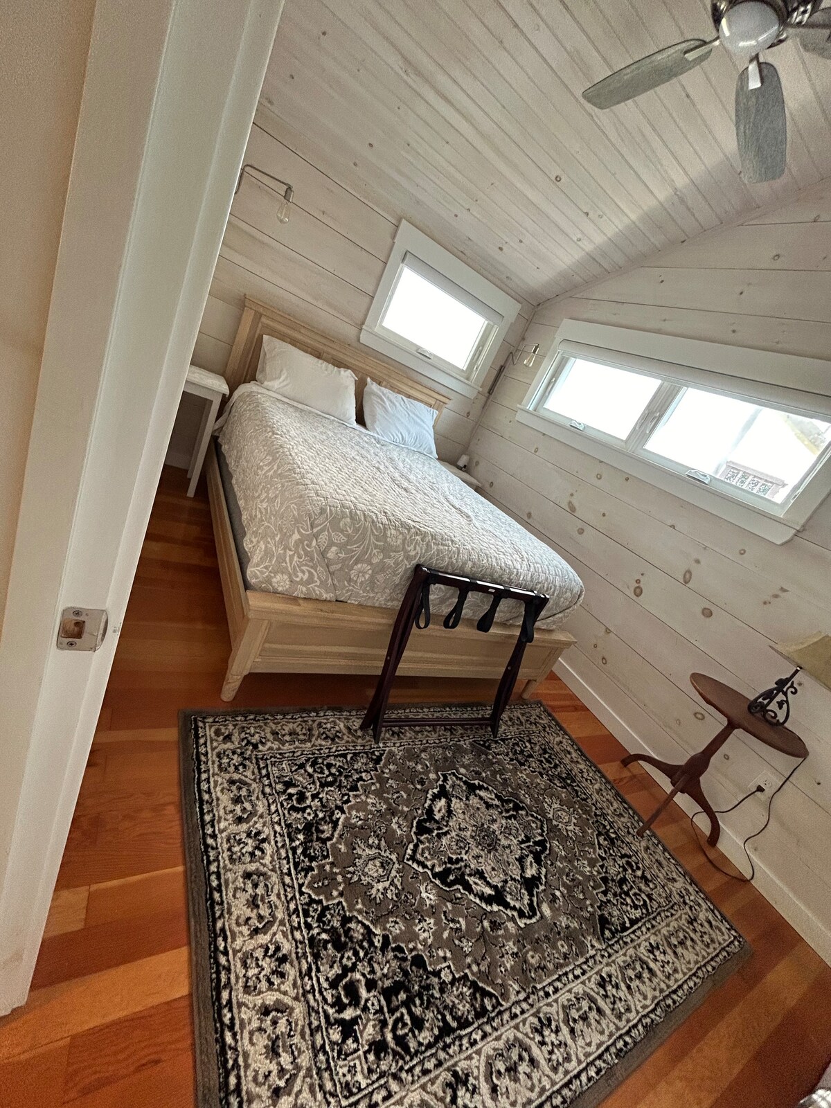 Banesat e shtëpizave kanë tinguj dhe pamje qetësuese të oqeanit me një krevat dopio "queen", ventilator tavani, dollap dhe shpërndarës aromaterapie.