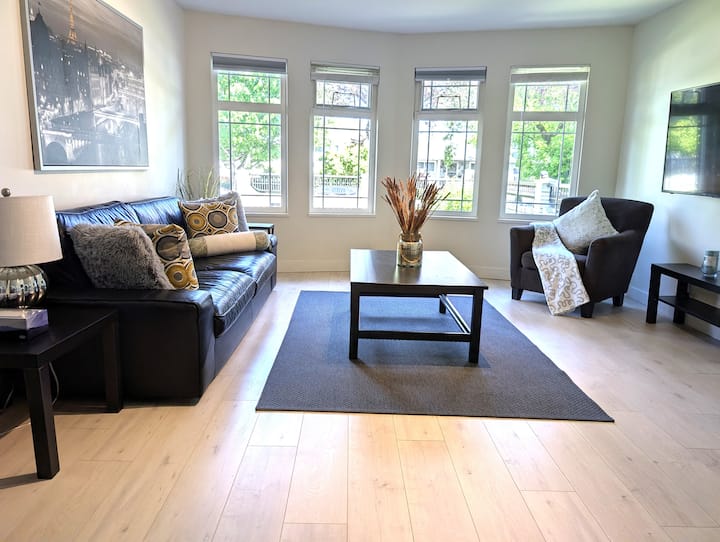 Steps To Cafés, Dining & Bus Stops W/ac - Vancouver