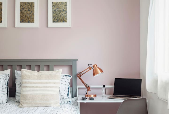 Eneo la Kazi Kamili limejaa mwanga wa jua wa Asili. Juu ya kuangalia Bustani.