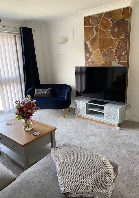 Popular Airbnb listing: Spacious 2 Bed Village Flat sleeps 4/6 in Ruddington